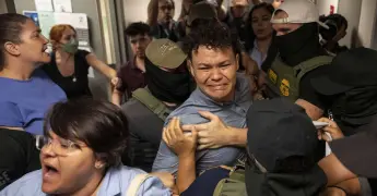 Demanda Colectiva Presentada por Arrestos de Inmigrantes en Tribunales