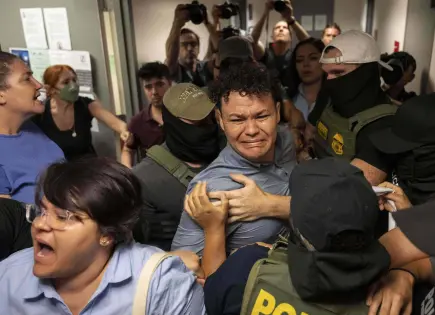 Demanda Colectiva Presentada por Arrestos de Inmigrantes en Tribunales