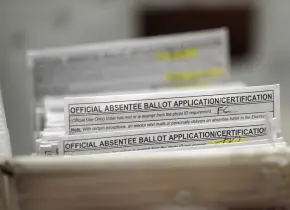 Exsecretaria de Wisconsin violó leyes electorales al no contabilizar votos por correo