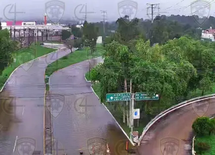 Cierran vialidades por encharcamientos; tráfico pesado rumbo a Zona Industrial