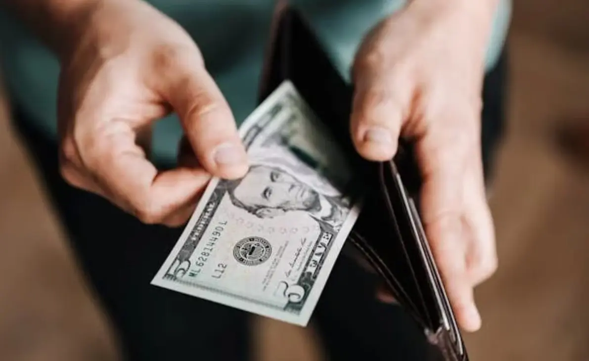 Peso mexicano se deprecia; dólar abre en 18.80 tras volatilidad global