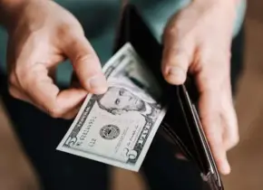 Peso mexicano se deprecia; dólar abre en 18.80 tras volatilidad global