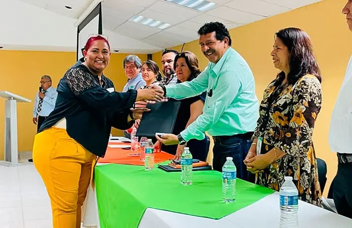Galardonan a varios docentes educativos