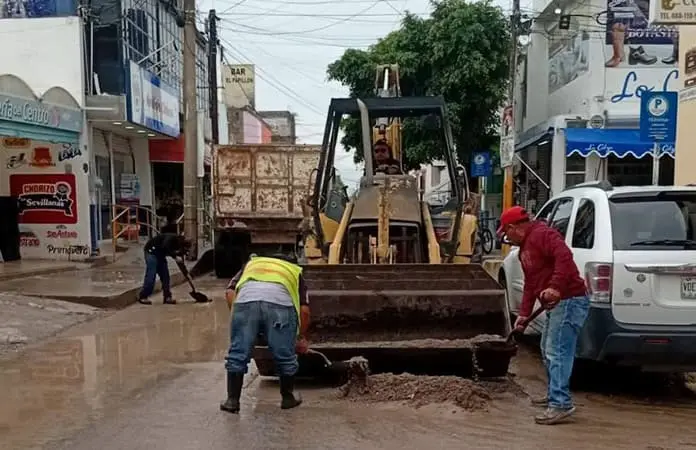 Limpian calles de la ciudad, tras lluvias