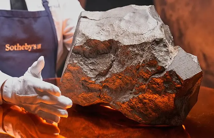 Subastan enorme meteorito en NY; alcanza 5.3 mdd
