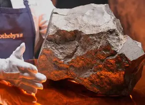 Subastan enorme meteorito en NY; alcanza 5.3 mdd