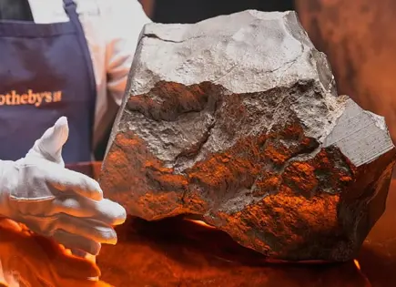 Subastan enorme meteorito en NY; alcanza 5.3 mdd