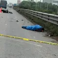 Muere motociclista tras impactar contra barra de contención 