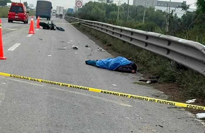 Muere motociclista tras impactar contra barra de contención