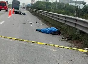 Muere motociclista tras impactar contra barra de contención 