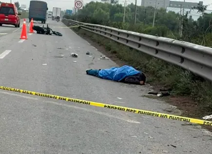 Muere motociclista tras impactar contra barra de contención 
