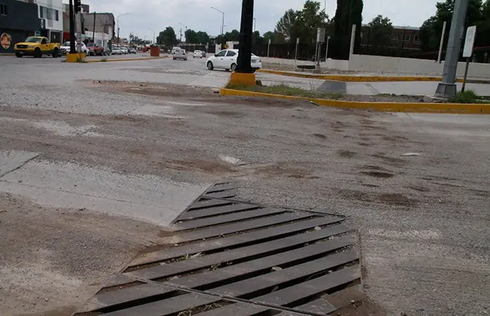 Se llena de arena y piedras drenaje pluvial