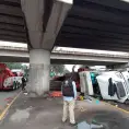 Vuelca tráiler con varilla y material de construcción