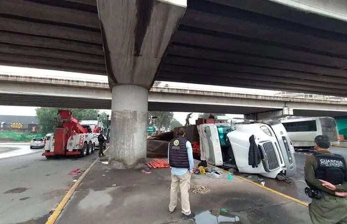 Vuelca tráiler con varilla y material de construcción