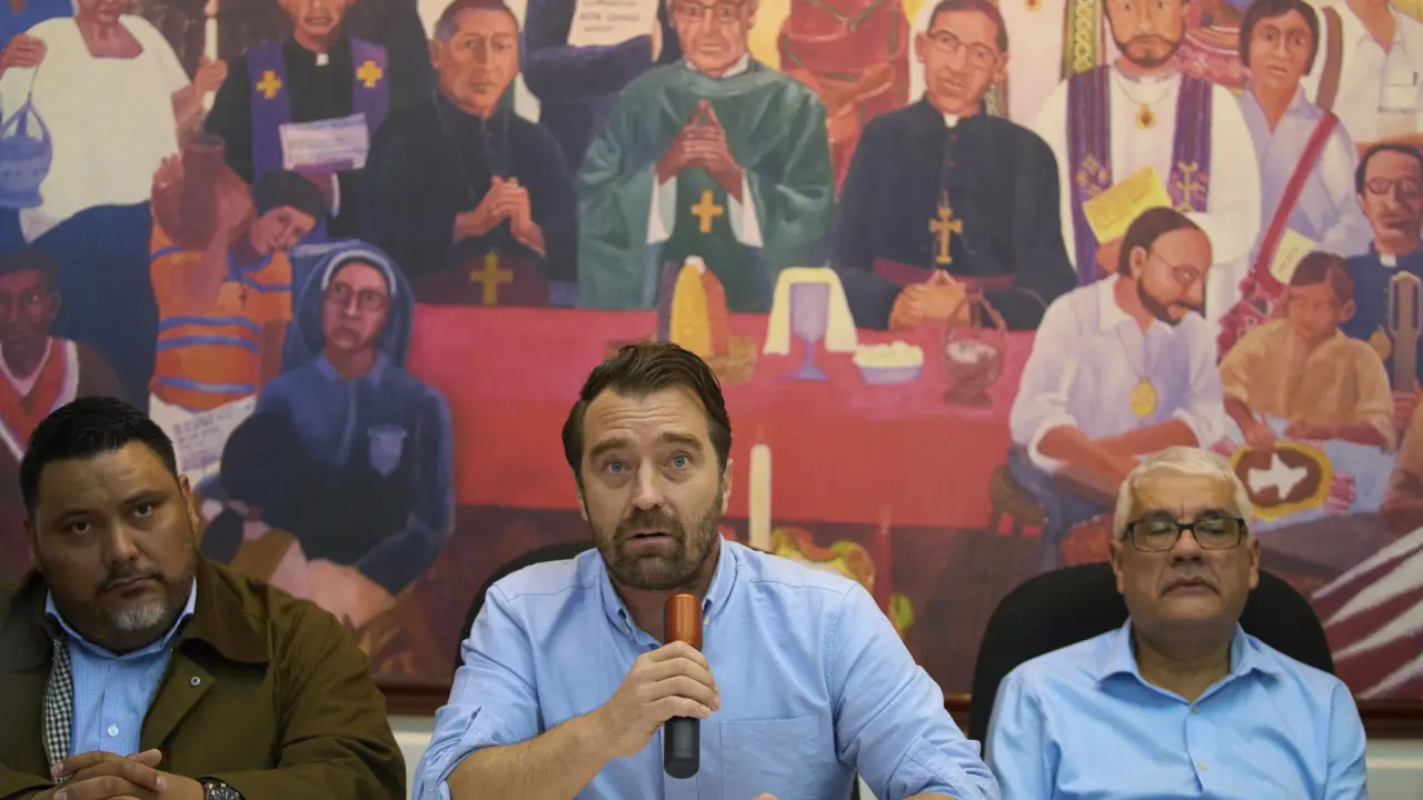 Cristosal anuncia exilio de El Salvador por amenazas de Bukele