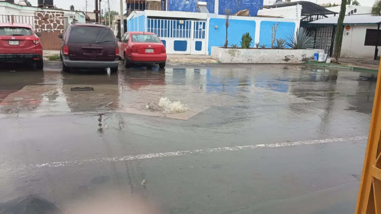 Colapsa alcantarilla en la colonia Retornos