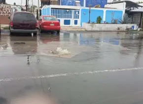 Colapsa alcantarilla en la colonia Retornos