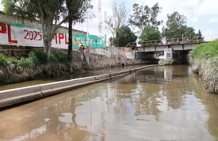 Insisten conductores en transitar por el bulevar Españita