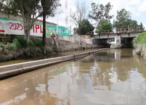 Insisten conductores en transitar por el bulevar Españita