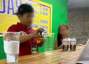 Fotos | Ponen a niños en barra de cerveza del Miguel Barragán