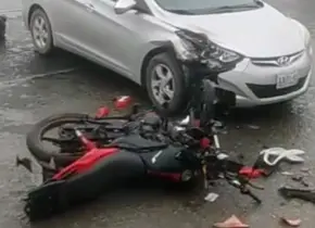 Embisten a un motociclista en carretera 57