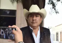 Video | Por fin aparece en Congreso y huye