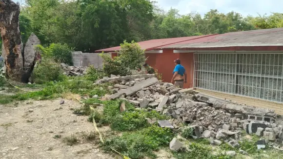 Ladrones entran a escuela sin barda ni vigilancia y saquean un salón en Ciudad Valles