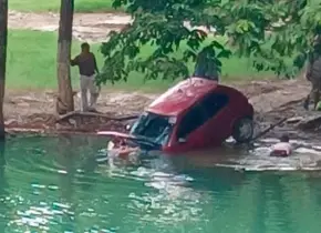 Fotos | Conductora se salva tras caer al río Axtla