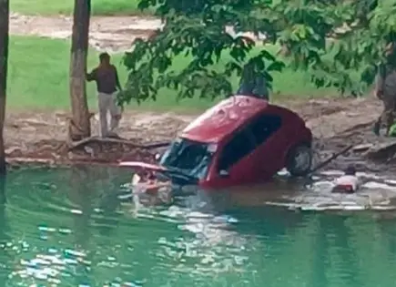 Auto cae al río Axtla; rescatan a la conductora