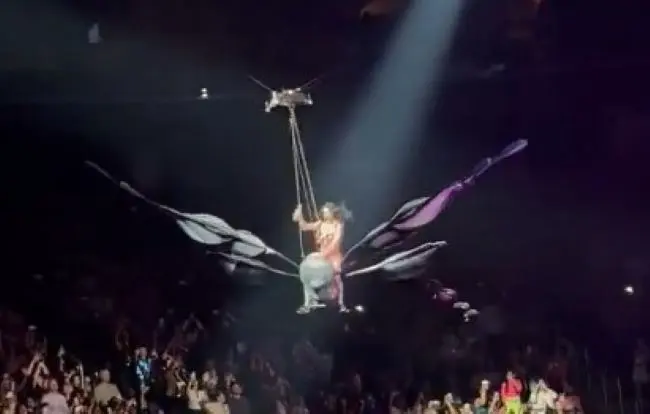 Video | Katy Perry vive momento de pánico en show