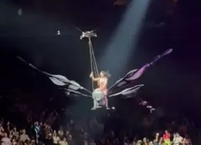 Video | Katy Perry vive momento de pánico en show