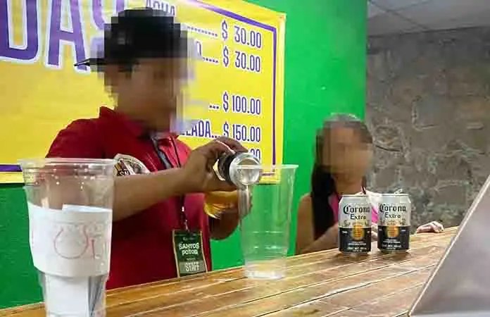 Ponen a niños en barra de bebidas del M. Barragán