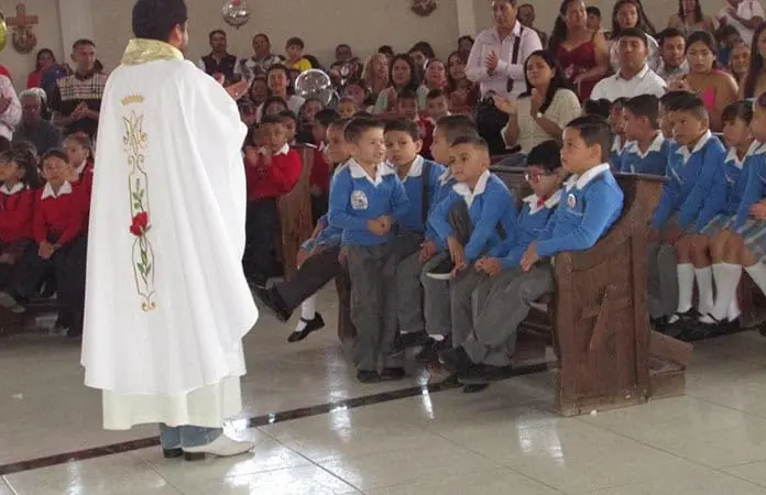 Se saturan iglesias por graduaciones