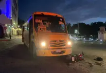 Urbano embiste a dos motociclistas en la Alameda