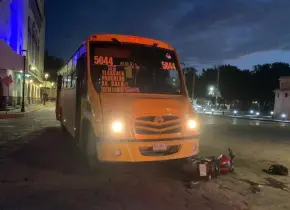 Urbano embiste a dos motociclistas en la Alameda