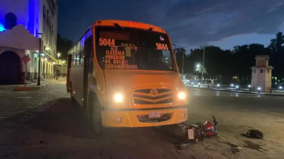 Urbano embiste a dos motociclistas en la Alameda