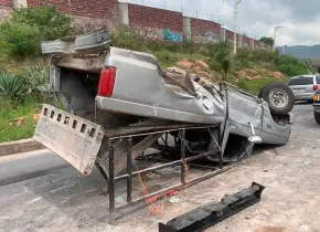 Vuelca camioneta al ser chocada por un carro