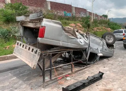 Vuelca camioneta al ser chocada por un carro