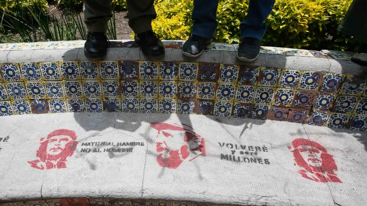 Ciudadanos protestan por retirada de estatuas de Fidel Castro y Ernesto Che Guevara