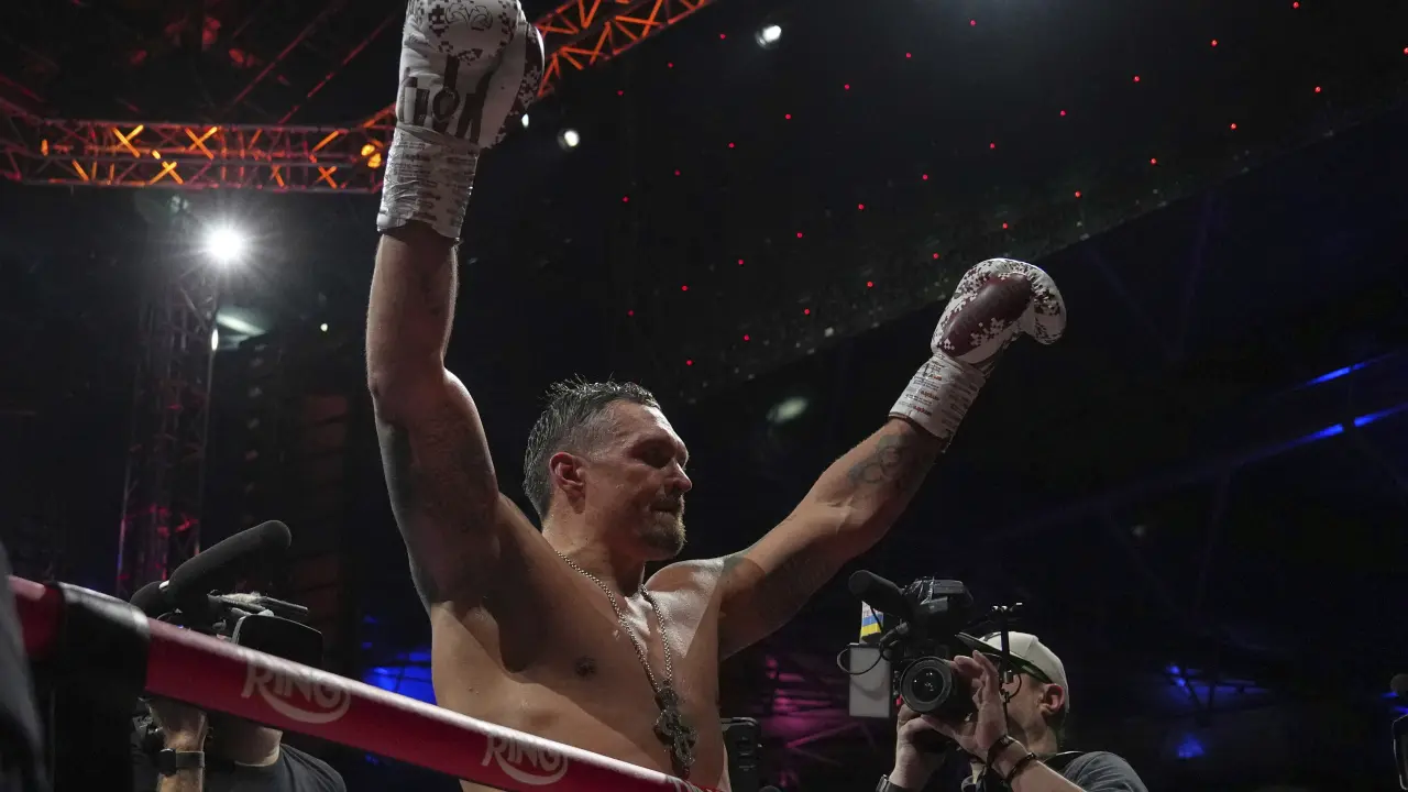 Oleksandr Usyk se corona campeón mundial de pesos pesados al vencer a Daniel Dubois