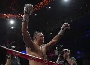 Oleksandr Usyk se corona campeón mundial de pesos pesados al vencer a Daniel Dubois