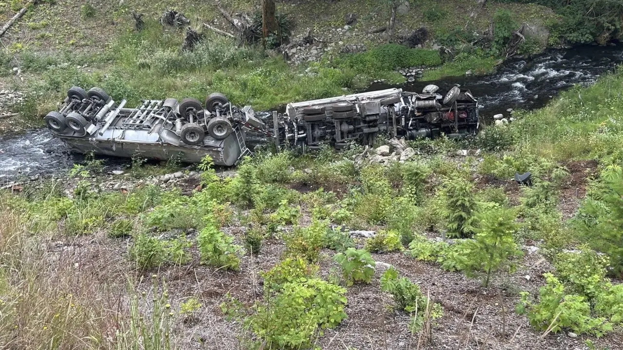 Derrame de combustible de camión cisterna contamina río Elwha en Washington