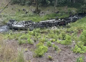 Derrame de combustible de camión cisterna contamina río Elwha en Washington