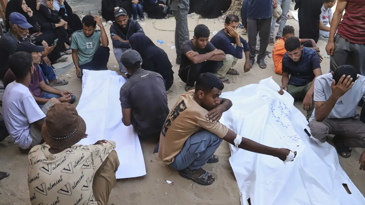 Soldados israelíes disparan contra palestinos en busca de alimentos en Gaza