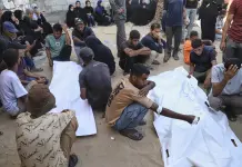 Soldados israelíes disparan contra palestinos en busca de alimentos en Gaza