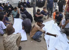 Soldados israelíes disparan contra palestinos en busca de alimentos en Gaza