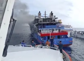 Incendio de ferry en Indonesia deja al menos 5 muertos