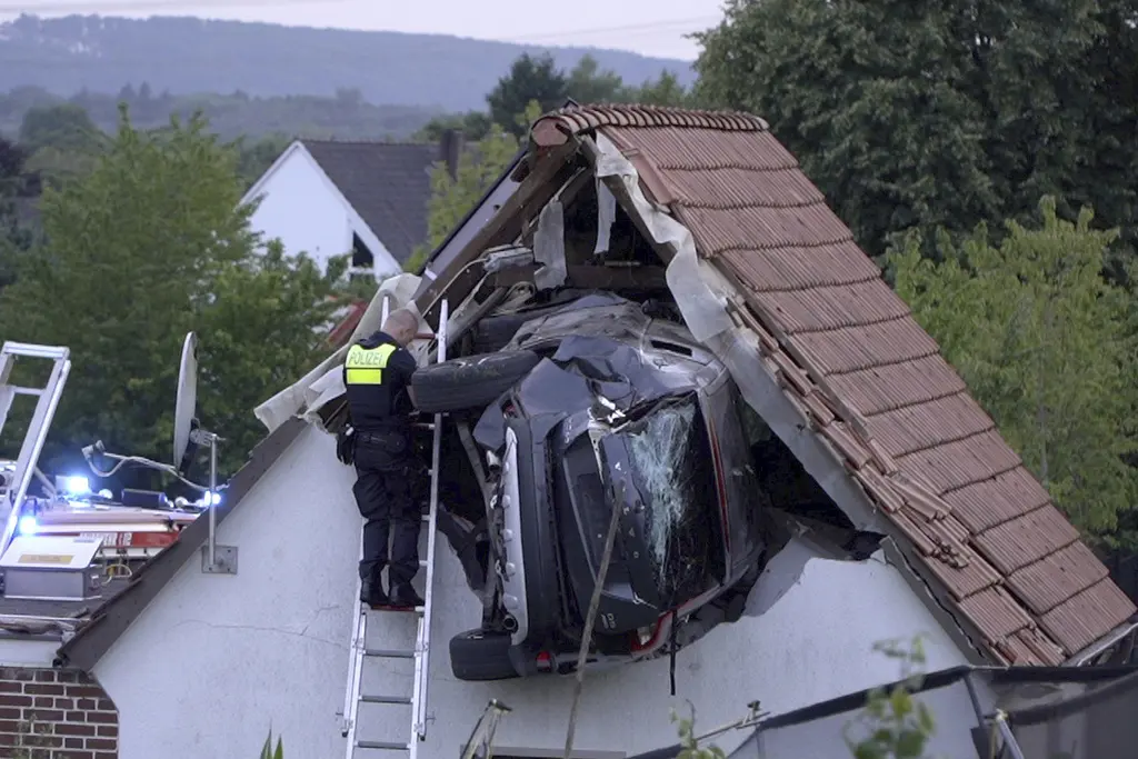 Automóvil cae en granero en Alemania, dejando 2 heridos graves