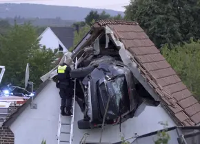 Automóvil cae en granero en Alemania, dejando 2 heridos graves