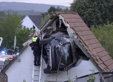 Automóvil cae en granero en Alemania, dejando 2 heridos graves
